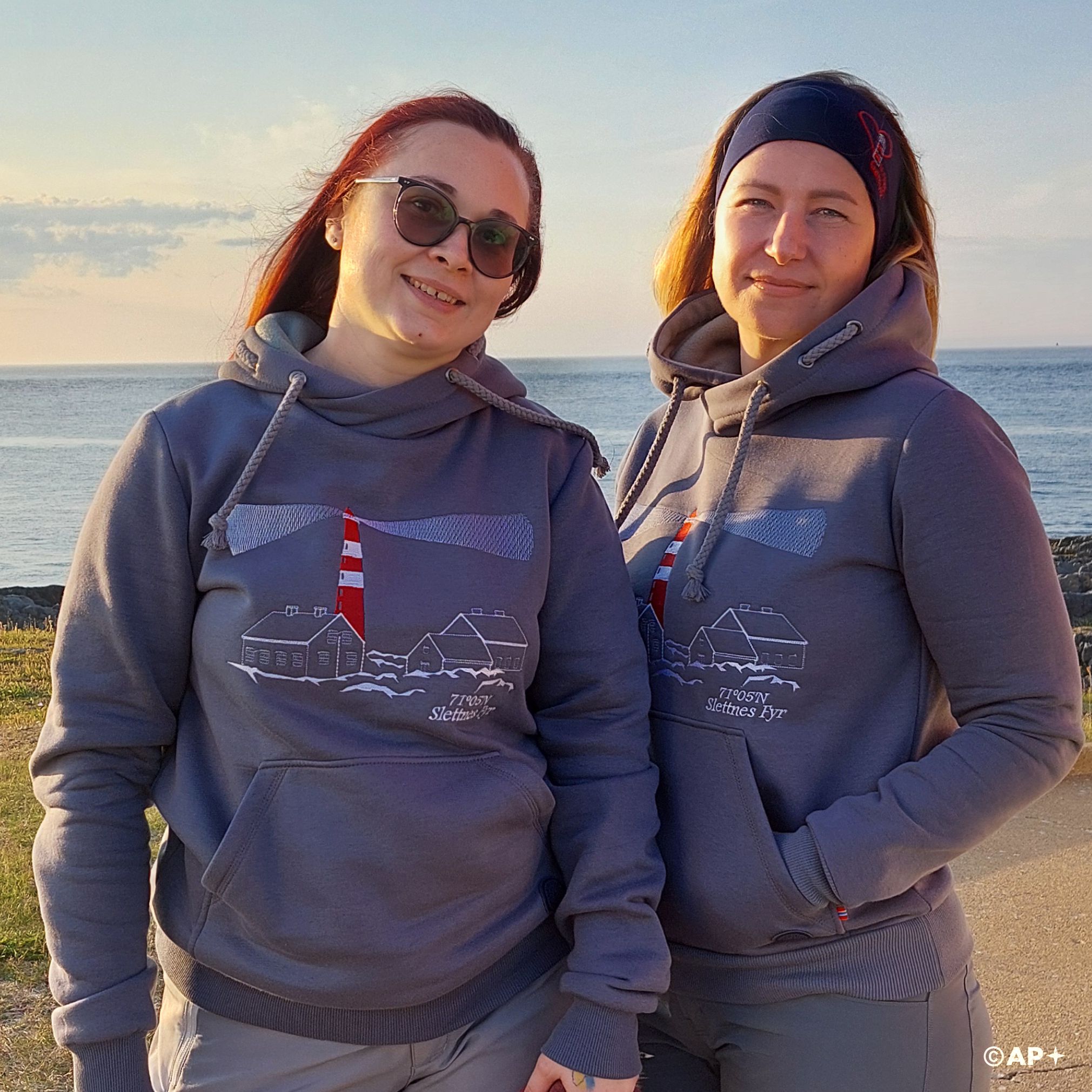 Hettegenser Slettnes Fyr – Nordkyns ikoniske fyrtårn