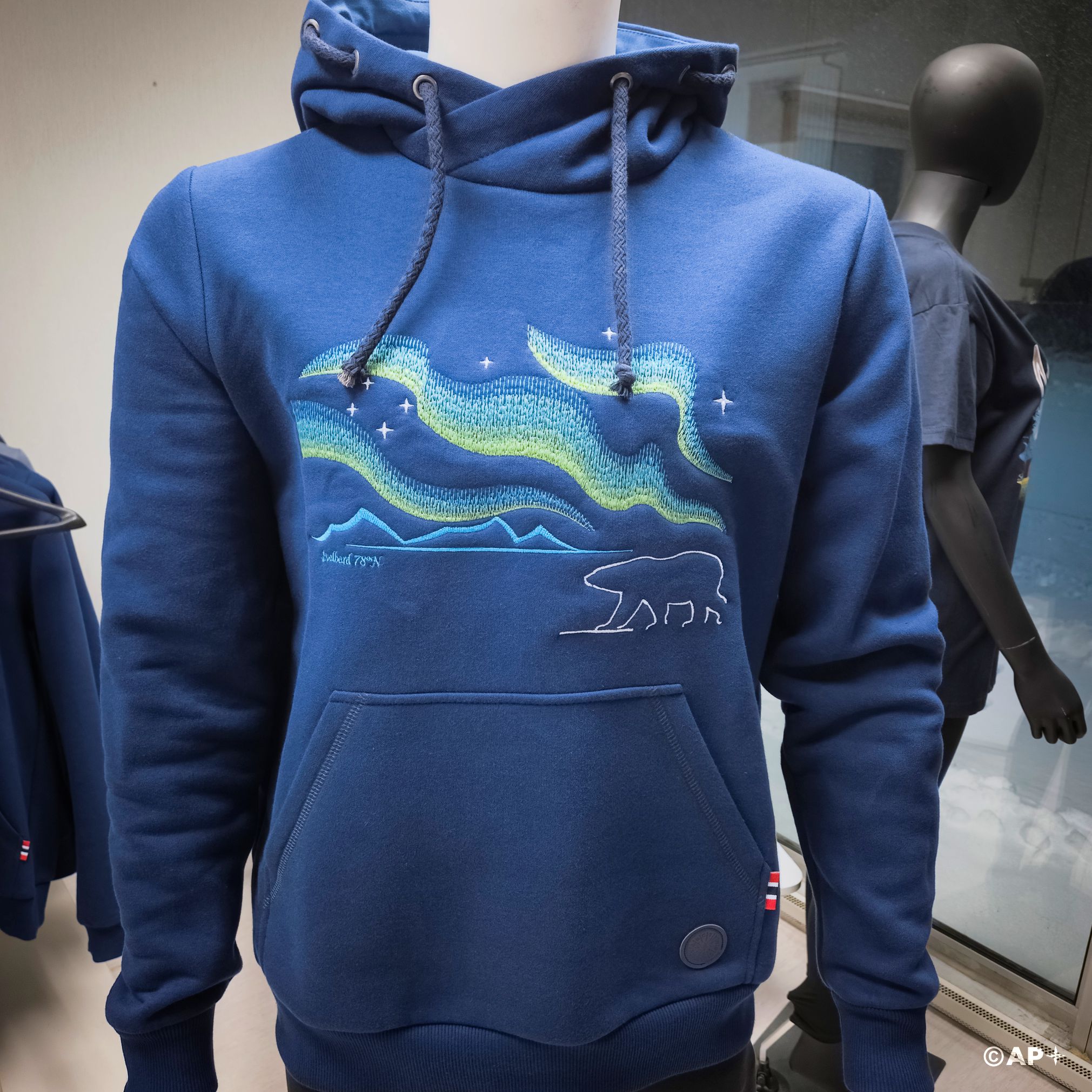 Svalbard Hettegenser – Isbjørn & Nordlys