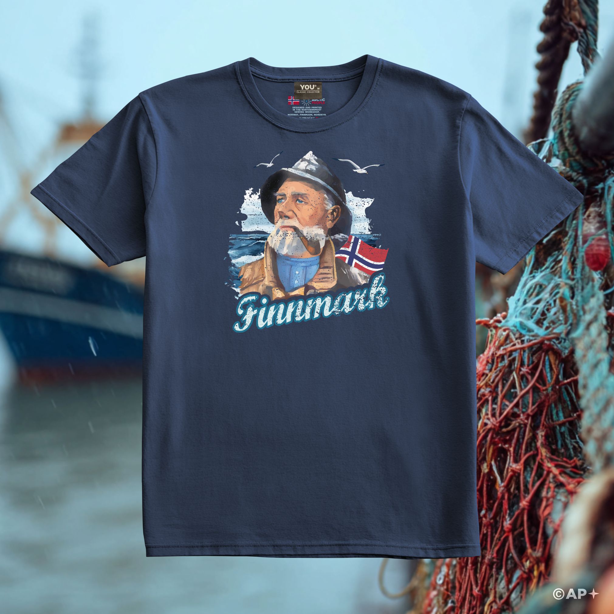 Finnmark T-skjorte – Gammel Fisker Kunstmotiv