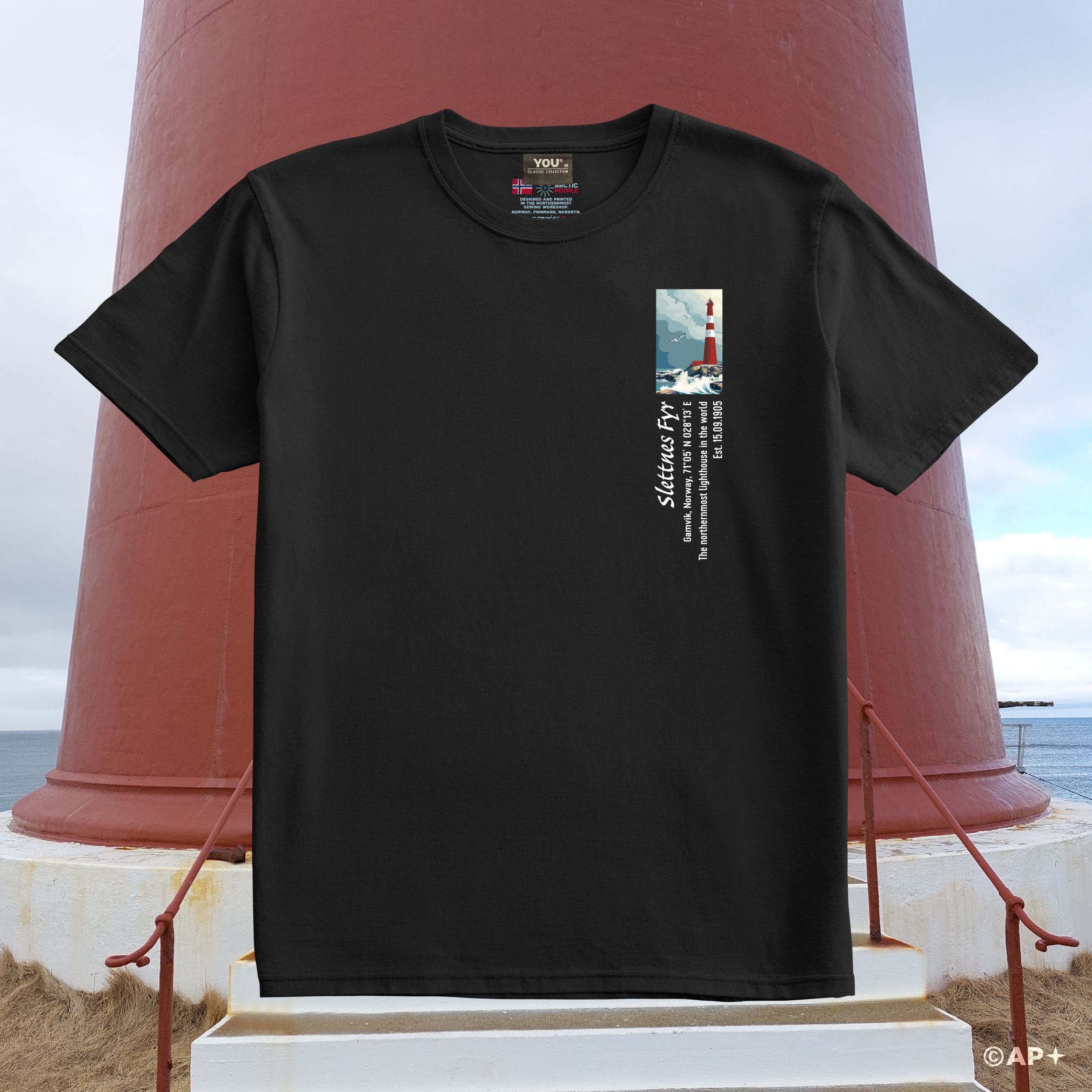 Slettnes Fyr T-skjorte – Arctic Landmark 71°N