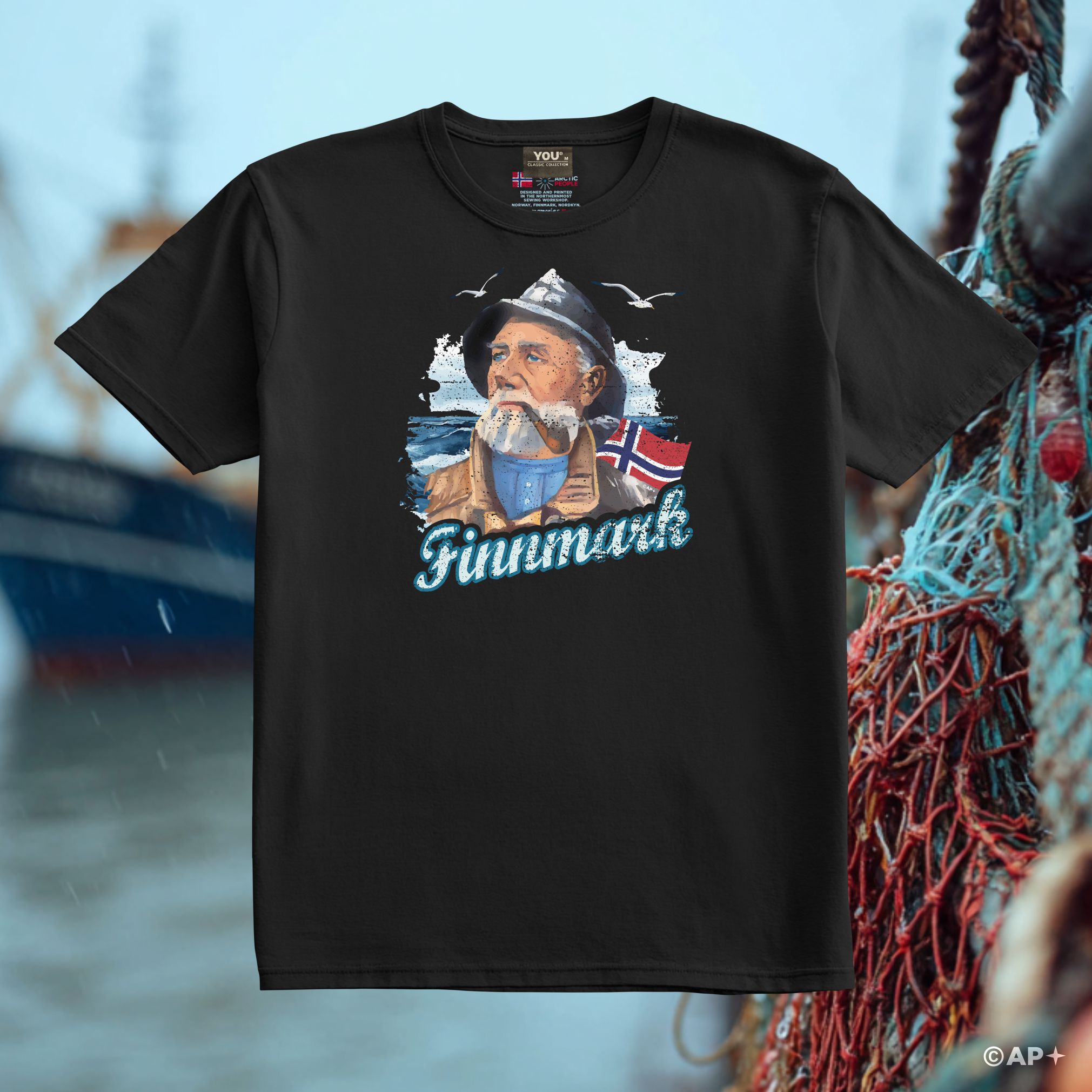 Finnmark T-skjorte – Gammel Fisker Kunstmotiv
