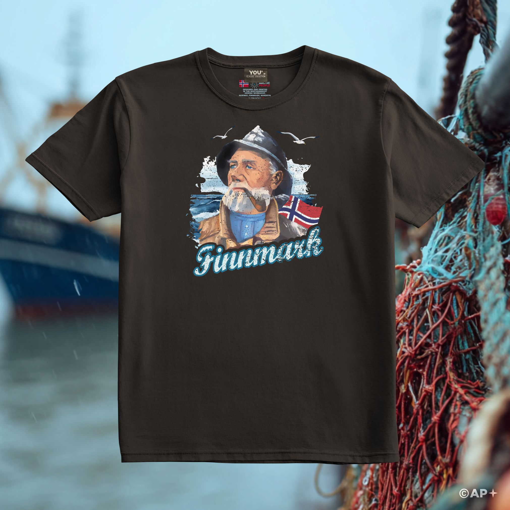 Finnmark T-skjorte – Gammel Fisker Kunstmotiv