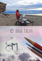 Kunstner Anja Talvi maler akvarell utendørs ved kysten i Finnmark med staffeli og maleutstyr