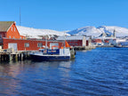 Mehamn havn i Finnmark med fiskebåt, brygger og fjell i bakgrunnen, fotografi av Tim Rogozhin