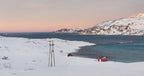 Referansefoto fra Nordmannset ved Mehamn i Finnmark som viser vinterlandskap med rødt hus ved fjorden og snødekte fjell