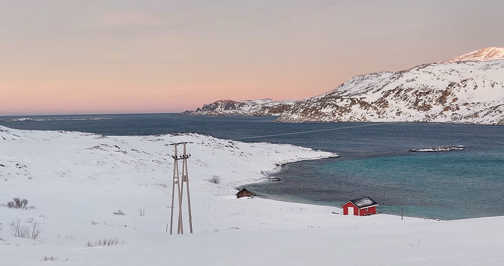 Referansefoto fra Nordmannset ved Mehamn i Finnmark som viser vinterlandskap med rødt hus ved fjorden og snødekte fjell