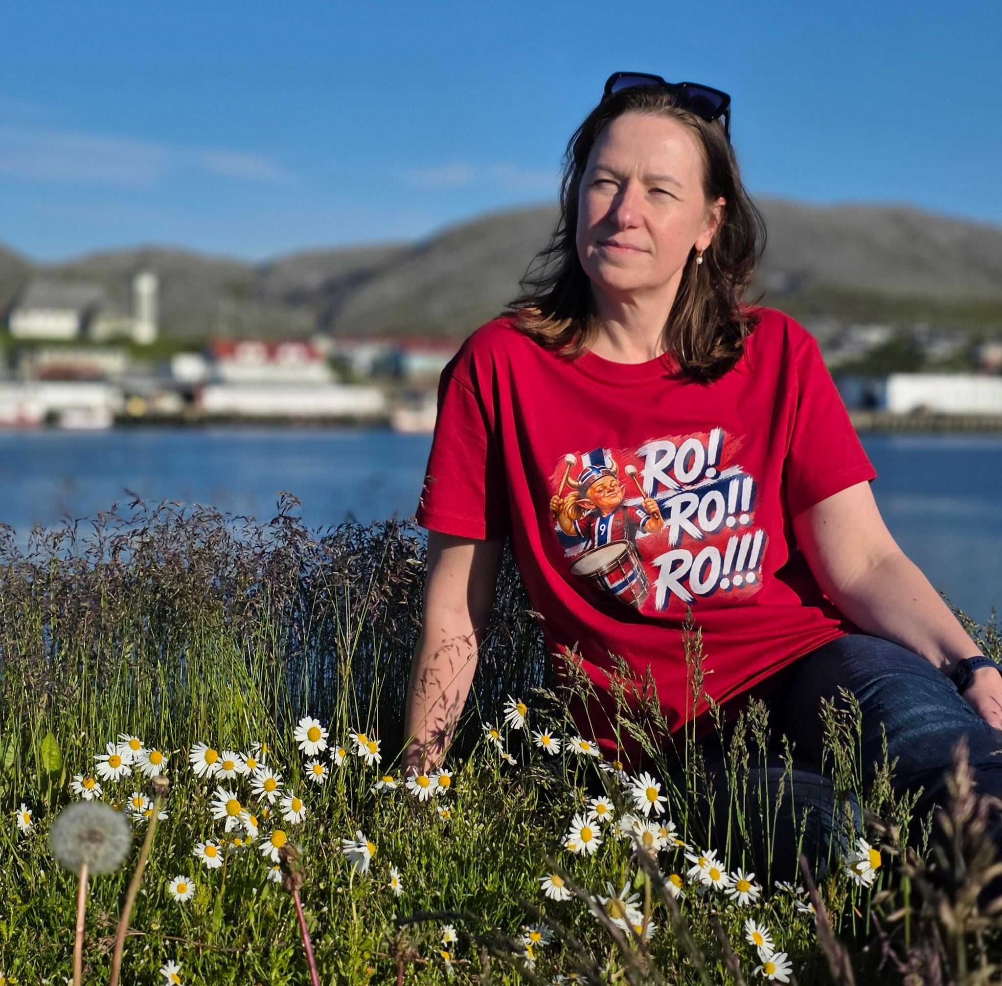 Kvinne i rød Ro! Ro!! Ro!!! supporter-T-skjorte