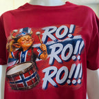 Nærbilde av Ro! Ro!! Ro!!! supporter-T-skjorte med trommeslager og norske farger