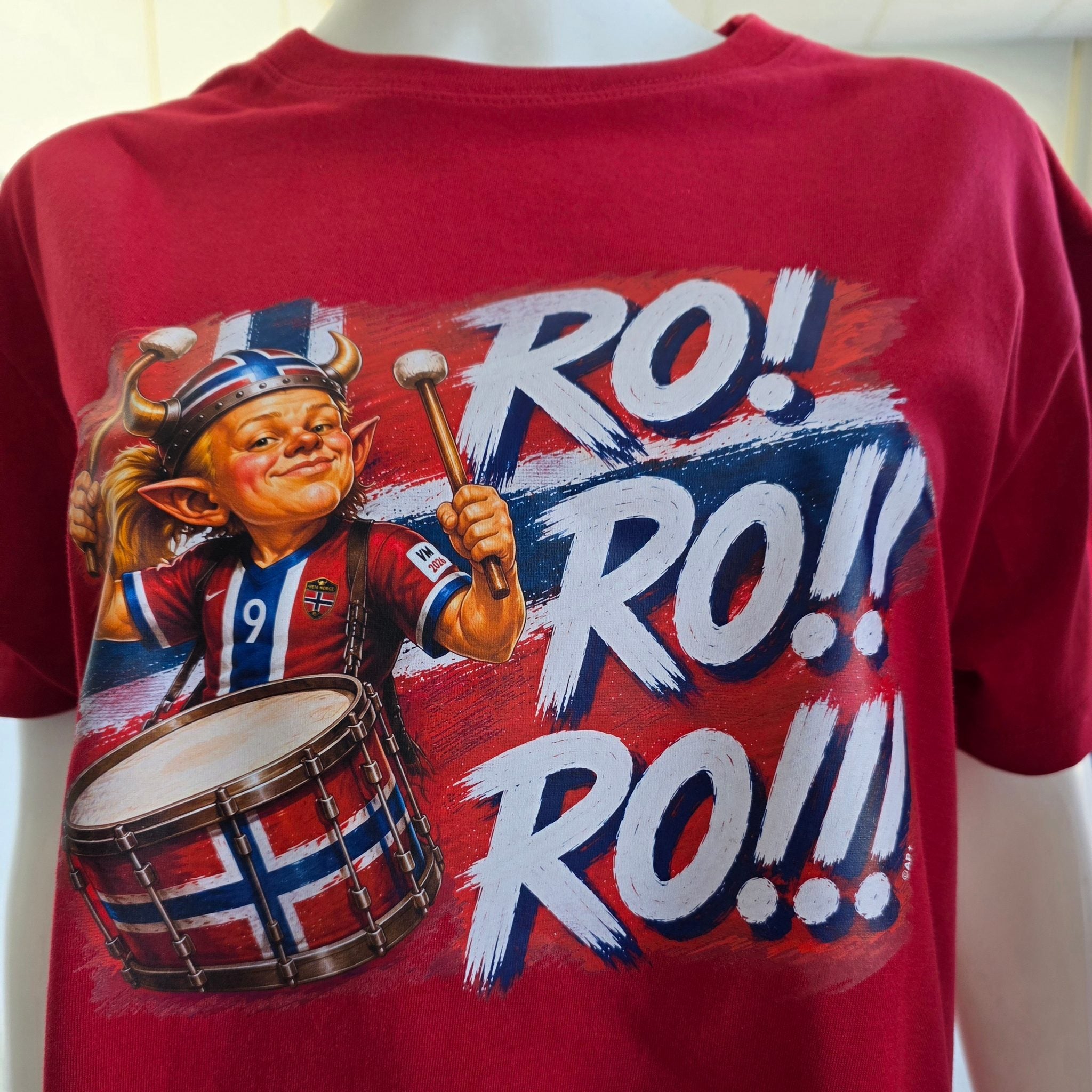 Nærbilde av Ro! Ro!! Ro!!! supporter-T-skjorte med trommeslager og norske farger