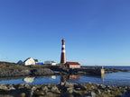 Slettnes fyr i Finnmark med fyrtårn og kystlandskap ved havet i klart vær